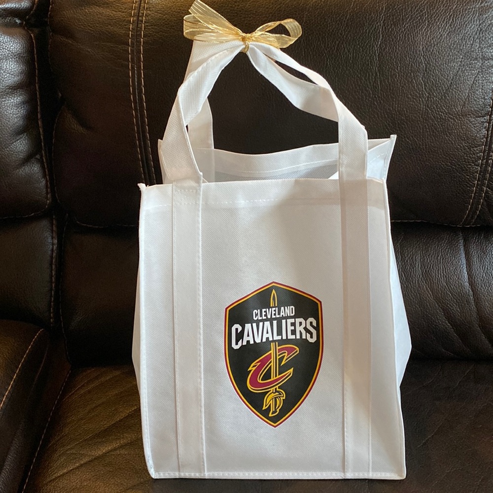 Cleveland Cavaliers Bag & T-Shirt size LRG NEW